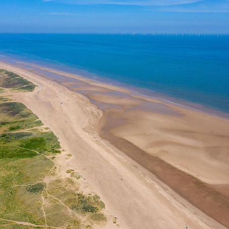 Lovely Caravan With Decking At Coral Beach Park In Lincolnshire Ref 77001C Hotel Ingoldmells Exterior photo