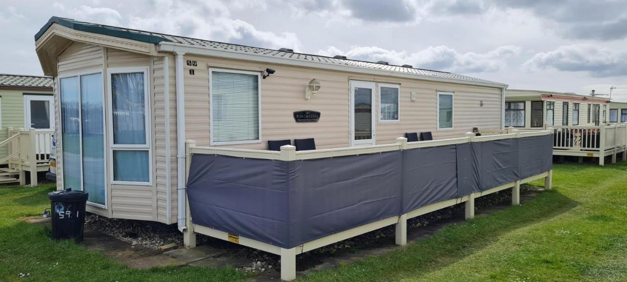 Lovely Caravan With Decking At Coral Beach Park In Lincolnshire Ref 77001C Hotel Ingoldmells Exterior photo