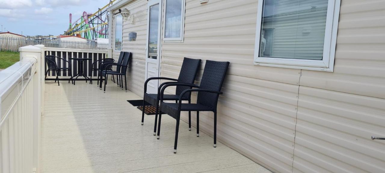 Lovely Caravan With Decking At Coral Beach Park In Lincolnshire Ref 77001C Hotel Ingoldmells Exterior photo