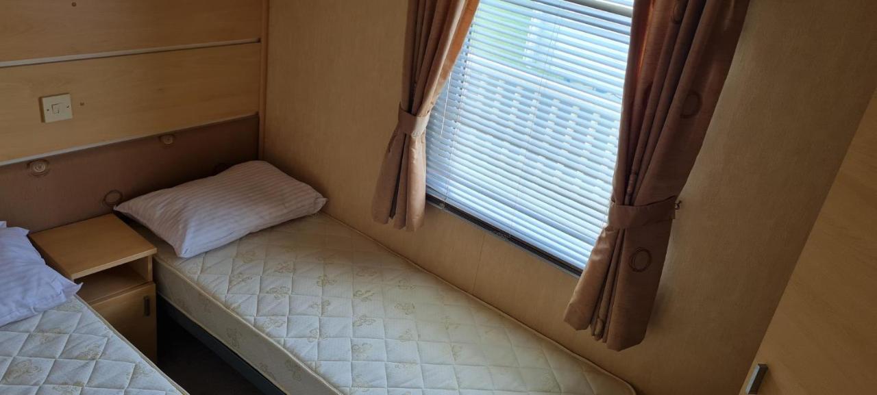 Lovely Caravan With Decking At Coral Beach Park In Lincolnshire Ref 77001C Hotel Ingoldmells Exterior photo