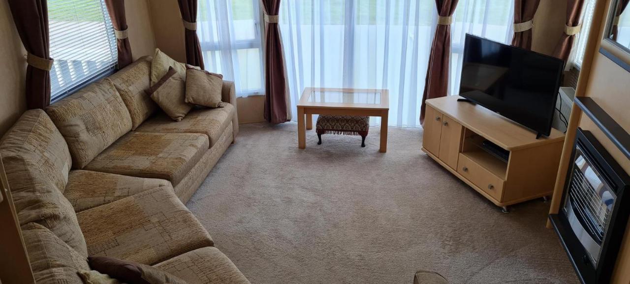 Lovely Caravan With Decking At Coral Beach Park In Lincolnshire Ref 77001C Hotel Ingoldmells Exterior photo