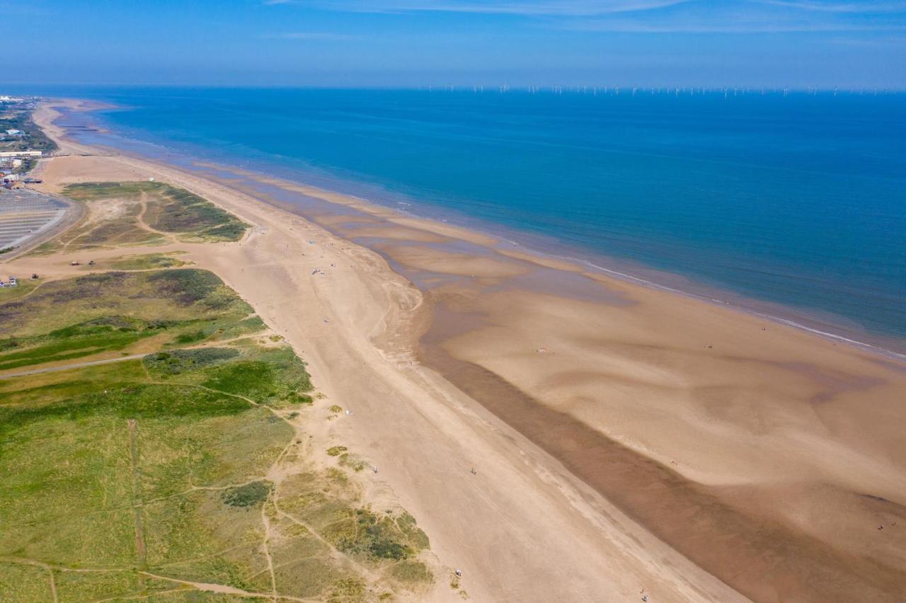 Lovely Caravan With Decking At Coral Beach Park In Lincolnshire Ref 77001C Hotel Ingoldmells Exterior photo